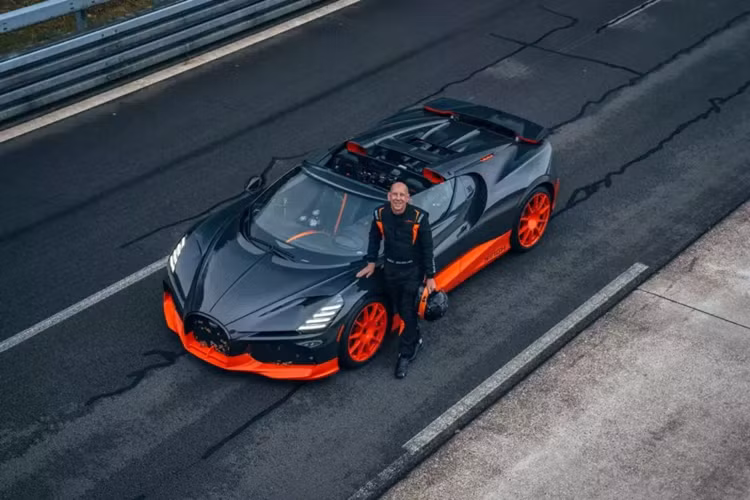 Andy Wallace, Bugatti Pilote Officiel, và người chiến thắng Le Mans, ngồi sau tay lái của chiếc siêu xe Bugatti Mistral, khám phá hết tiềm năng của nó tại đường đua Papenburg ở Đức. Lưu ý rằng tốc độ 453,91 km/h mà anh đạt được vào ngày 9 tháng 11, cao hơn 34 km/h so với tốc độ tối đa chính thức của Bugatti Mistral sản xuất giới hạn được công bố.