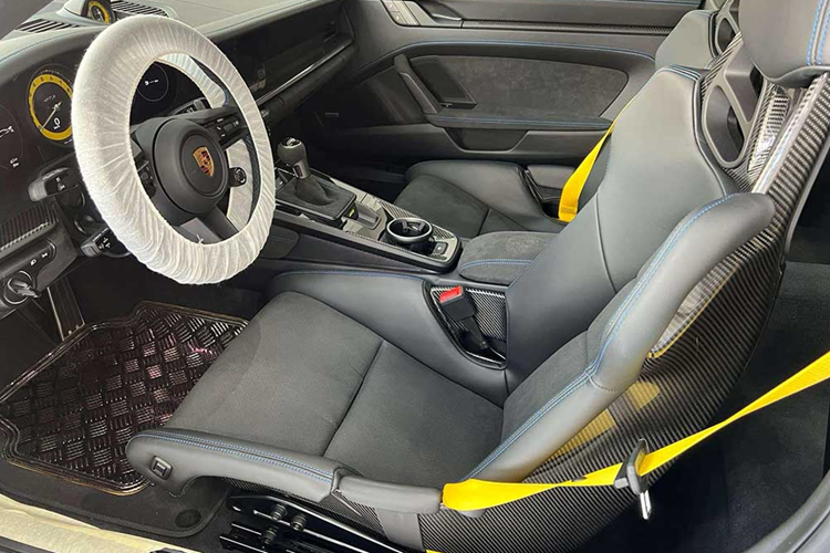 Bên sườn, Porsche 911 GT3 được trang bị cánh lướt gió rộng hơn 911 tiêu chuẩn. Tuy nhiên, sự khác biệt lớn nhất phải nằm ở phần đuôi xe phía sau với cánh gió và bộ khuếch tán cỡ lớn. Những chi tiết này giúp xe tạo ra lực ép xuống mặt đường tăng 50% so với Porsche 911 thông thường.