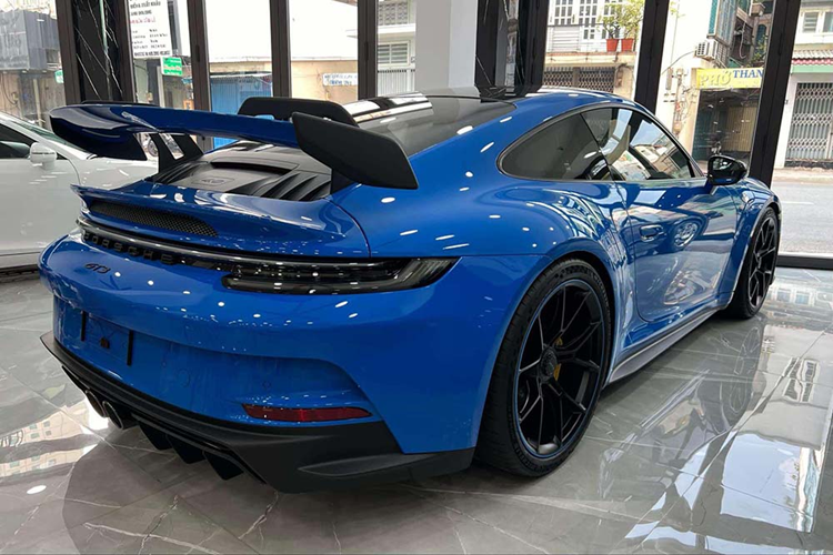 Động cơ kết hợp với hộp số tự động ly hợp kép PDK 7 cấp. Trọng lượng của Porsche 911 GT3 992 là 1.435 kg. Nhờ đó, xe có thể tăng tốc từ 0-100 km/h và 0-200 km/h trong 3,3 giây và 10,8 giây. Vận tốc tối đa của xe là 318 km/h. Ước tính giá xe Porsche 911 GT3 khi mới về Việt Nam sau khi đeo biển trắng khoảng trên 16 tỷ đồng.