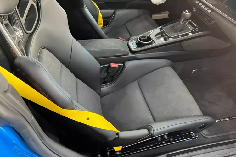 Ngoài ra, Porsche 911 GT3 thế hệ mới còn đi kèm bộ vành hợp kim với đường kính 20 inch phía trước và 21 inch đằng sau. Bộ vành này có thiết kế chấu hình chữ Y, đi với lốp Pirelli, Michelin hoặc Dunlop. Đằng sau bộ vành này là đĩa phanh có đường kính 405 mm phía trước trong khi con số tương ứng ở Porsche 911 bản thường là 380 mm.