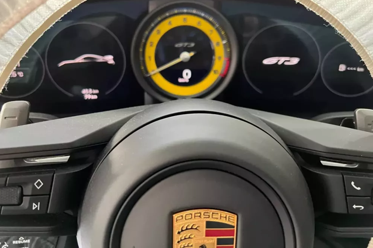 "Trái tim" của Porsche 911 GT3 là khối động cơ xăng 6 xi-lanh phẳng, hút khí tự nhiên, dung tích 4.0L, sản sinh công suất tối đa 510 mã lực tại tua máy 8.400 vòng/phút và mô-men xoắn cực đại 470 Nm tại tua máy 6.100 vòng/phút. So với phiên bản cũ, xe đã mạnh hơn 10 mã lực và 10 Nm.