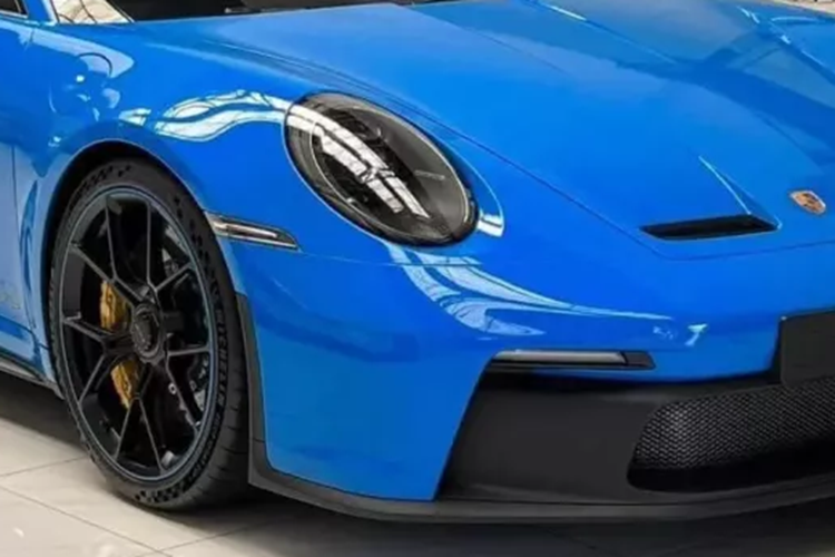 Porsche 911 GT3 992 có hốc gió trung tâm khá rộng trên đầu xe, trong khi đó, khe gió ở hai bên cản trước lại được thiết kế thanh mảnh. Tiếp đến là nắp ca-pô bằng sợi carbon nhằm giảm trọng lượng, đi kèm 2 khe gió. Tương tự như vậy, phần nóc của Porsche 911 GT3 thế hệ mới cũng được làm bằng sợi carbon bền, nhẹ.