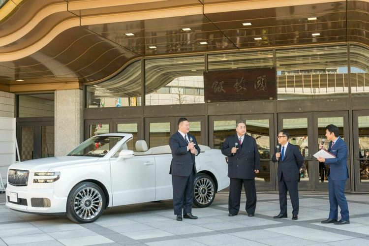 Không chỉ ở ngoại thất mà còn cả ở khả năng thích ứng với vai trò mới. Nội thất đủ rộng rãi để chứa hai đô vật Sumo, thân xe đã được gia cố và hệ thống treo được tăng cường để hỗ trợ thêm trọng lượng.