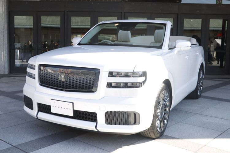 SUV siêu sang Toyota Century được sản xuất với số lượng giới hạn chỉ 30 chiếc mỗi tháng. Hãng xe Nhật cho biết, Century sẽ được bán thông qua Century Meisters, bộ phận bán hàng và kỹ sư có kiến thức sâu rộng về thương hiệu tại một số đại lý chọn lọc của Toyota.