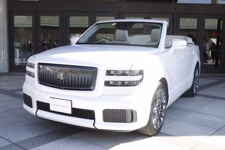 SUV siêu sang Toyota Century được sản xuất với số lượng giới hạn chỉ 30 chiếc mỗi tháng. Hãng xe Nhật cho biết, Century sẽ được bán thông qua Century Meisters, bộ phận bán hàng và kỹ sư có kiến thức sâu rộng về thương hiệu tại một số đại lý chọn lọc của Toyota.