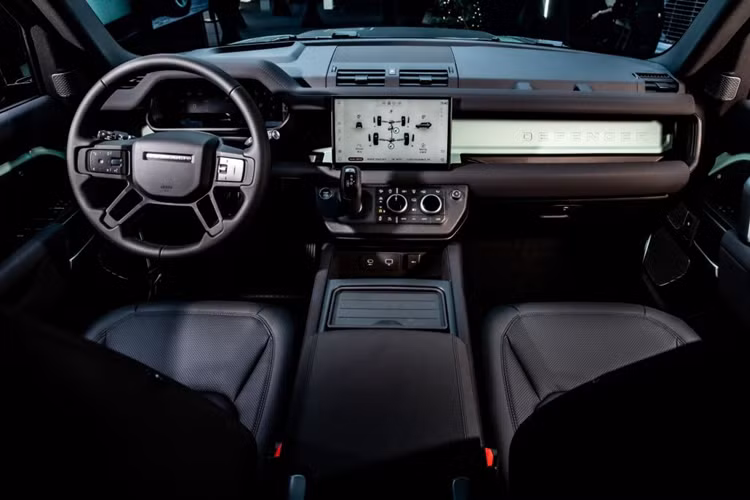 Hệ thống âm thanh meridian, hệ thống đèn trước LED ma trận, hệ thống thông tin giải trí Pivi Pro với màn hình cảm ứng trung tâm 11,4 inch, hệ thống hiển thị thông tin lên kính lái, hệ thống âm thanh cao cấp Meridian 11 loa và sạc không dây.