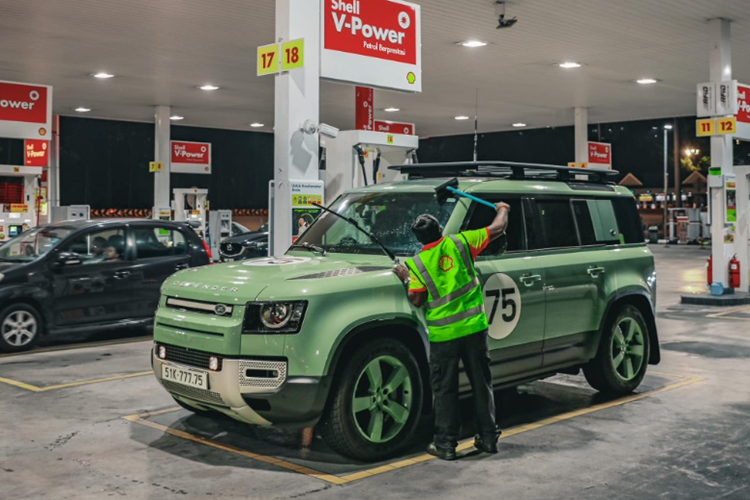 Một trong những trang bị giúp mẫu xe này có khả năng chinh phục đường địa hình là hệ thống treo khí nén, hành trình 430 mm. Ở những điều kiện đường xấu, hệ thống treo có thể nâng lên 145 mm, phục vụ các chế độ lái off-road.