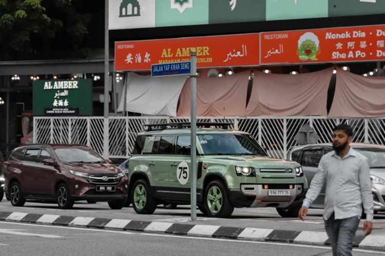 Chiếc Land Rover Defender 75th Limited Edition này sở hữu thiết kế ngoại thất độc quyền đi cùng màu sơn xanh lá Grasmere mang tính biểu tượng, mâm xe hợp kim 20 inch và các chi tiết trang trí nội thất cũng được sơn cùng màu tương ứng.