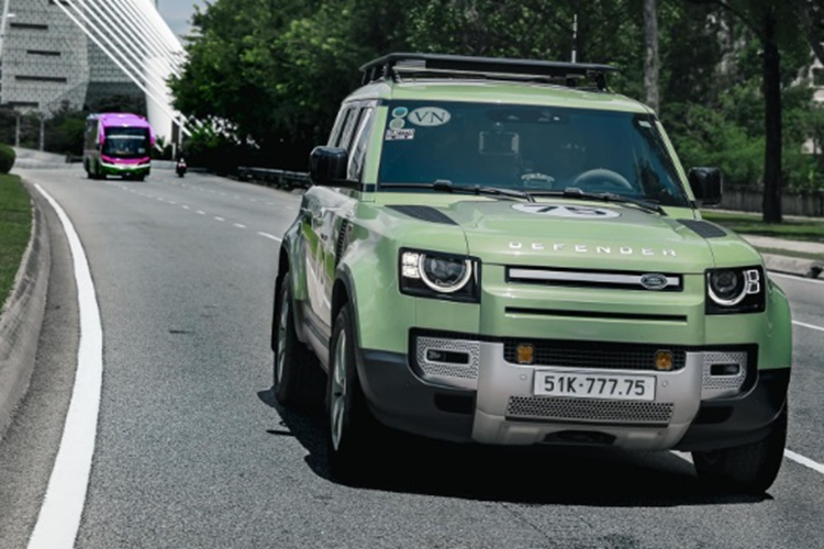 Chiếc xe SUV Land Rover Defender này thuộc phiên bản kỷ niệm 75 năm ngày chiếc Defender đầu tiên ra mắt toàn cầu (1948). Đây là 1 trong số 5 chiếc bán chính hãng tại thị trường Việt Nam.