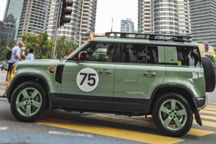 Được biết, Đại gia Bình Dương và Land Rover Defender 75th Limited Edition thực hiện chuyến hành trình sang Malaysia lần này coi như là “nháp” trước khi anh thực hiện chuyến hành trình kéo dài gần 80.000 km từ Sài Gòn qua Châu Phi để đến London.