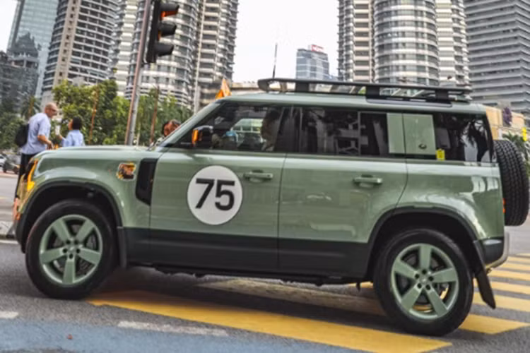Được biết, Đại gia Bình Dương và Land Rover Defender 75th Limited Edition thực hiện chuyến hành trình sang Malaysia lần này coi như là “nháp” trước khi anh thực hiện chuyến hành trình kéo dài gần 80.000 km từ Sài Gòn qua Châu Phi để đến London.