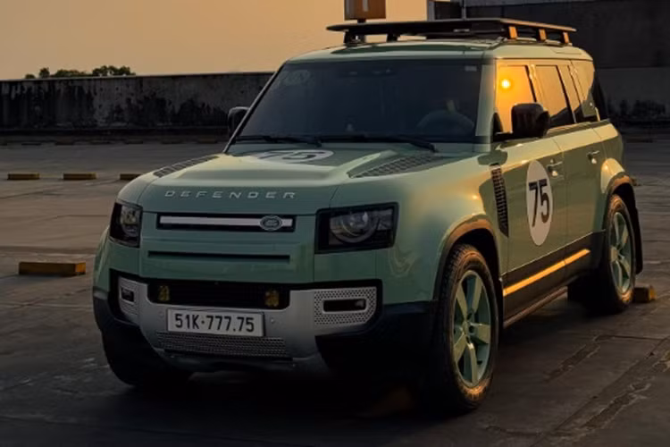 Cung cấp sức mạnh cho Defender 75th Limited Edition là máy xăng I6 tăng áp công suất 3.0L, cho công suất xấp xỉ 400 mã lực cùng mô-men xoắn 550 Nm, kết hợp hộp số tự động 8 cấp và hệ dẫn động 4 bánh.