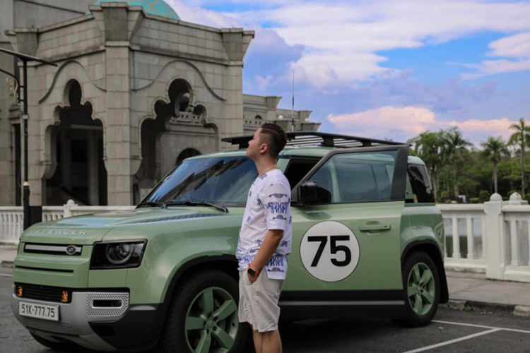 Logo 75 năm khắc laser được bố trí ở đuôi và bảng táp-lô bên trong. Bên trong khoang cabin, xe được trang bị nhiều tính năng hiện đại, cao cấp như: camera 3D toàn cảnh, chức năng tùy chỉnh chế độ vượt địa hình 