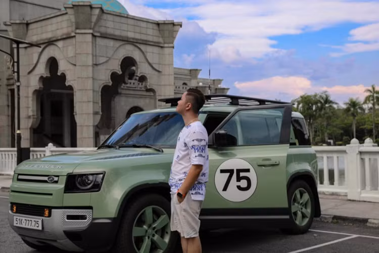 Logo 75 năm khắc laser được bố trí ở đuôi và bảng táp-lô bên trong. Bên trong khoang cabin, xe được trang bị nhiều tính năng hiện đại, cao cấp như: camera 3D toàn cảnh, chức năng tùy chỉnh chế độ vượt địa hình 