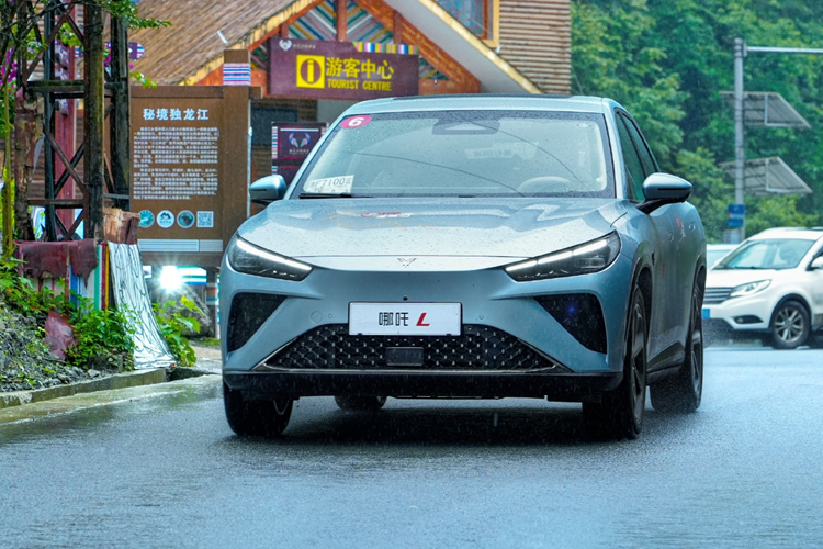 Cụ thể là vào ngày 28/6/2024 vừa qua, phiên bản SUV điện Neta L2024 đã chính thức ra mắt. với tổng cộng 3 phiên bản, có mức giá từ 139.900 nhân dân tệ đến 162.900 nhân dân tệ (tương đương 455 triệu đồng đến 530 triệu đồng).