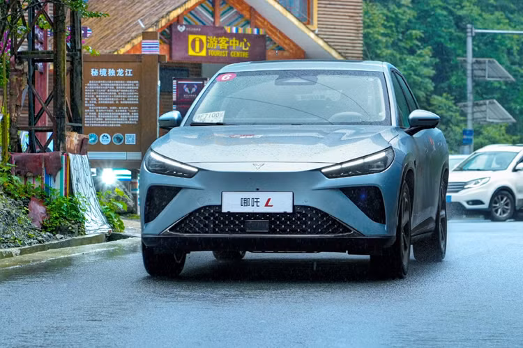 Cụ thể là vào ngày 28/6/2024 vừa qua, phiên bản SUV điện Neta L2024 đã chính thức ra mắt. với tổng cộng 3 phiên bản, có mức giá từ 139.900 nhân dân tệ đến 162.900 nhân dân tệ (tương đương 455 triệu đồng đến 530 triệu đồng).