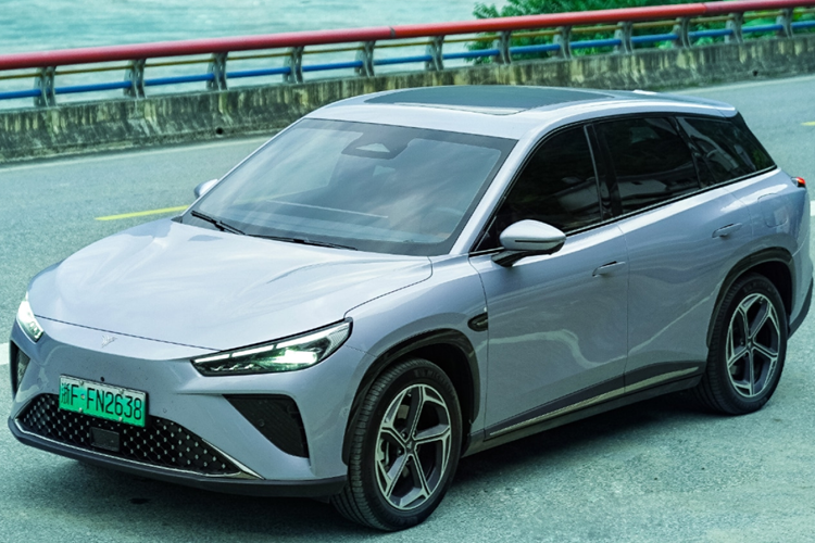 Về ngoại hình, diện mạo tổng thể của xe Neta L EV 2024 chạy điện không có nhiều thay đổi, vẫn áp dụng ngôn ngữ thiết kế chữ X đặc trưng. Các cụm đèn chiếu sáng sắc nét và các hốc gió kích thước lớn bao quanh hai bên tạo thành hình dáng mặt trước ấn tượng hơn.