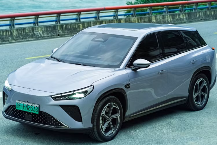 Về ngoại hình, diện mạo tổng thể của xe Neta L EV 2024 chạy điện không có nhiều thay đổi, vẫn áp dụng ngôn ngữ thiết kế chữ X đặc trưng. Các cụm đèn chiếu sáng sắc nét và các hốc gió kích thước lớn bao quanh hai bên tạo thành hình dáng mặt trước ấn tượng hơn.