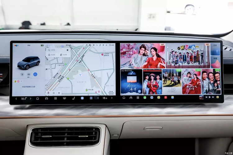 Mẫu Neta L EV còn có hệ thống âm thanh vòm NETA720° 16 loa, bàn gập ở ghế hành khách phía trước, rất tiện lợi cho các hành khách đi cùng có thể giải trí, làm việc. Chưa hết, về nội thất, chiếc xe Neta L EV sẽ có màu nội thất Maillard Brown và Mousse White