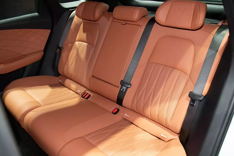 Có hai giá đỡ cốc và một miếng sạc không dây ở đường hầm trung tâm của Neta L. Phiên bản cao cấp nhất sử dụng một cụm duy nhất được tạo thành từ hai màn hình 15,6 inch. Nhìn khá giống xe Li Auto.