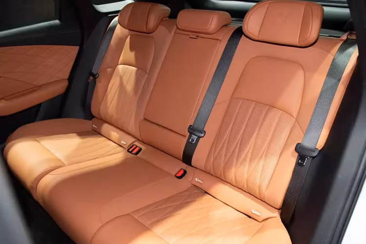 Có hai giá đỡ cốc và một miếng sạc không dây ở đường hầm trung tâm của Neta L. Phiên bản cao cấp nhất sử dụng một cụm duy nhất được tạo thành từ hai màn hình 15,6 inch. Nhìn khá giống xe Li Auto.