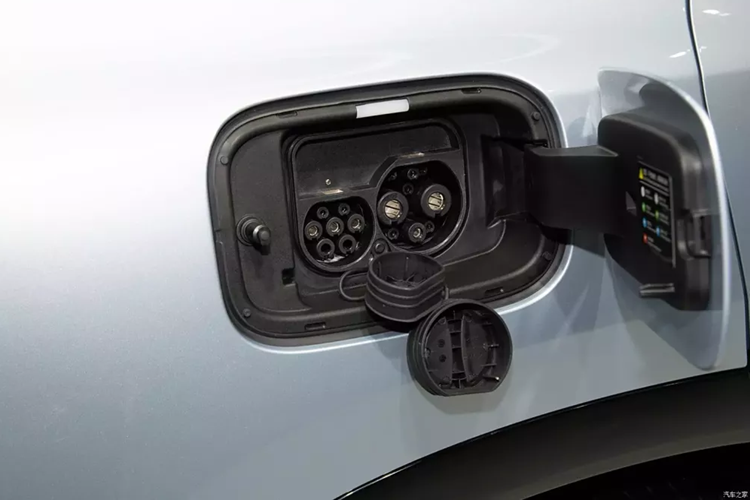 Mô-men xoắn cực đại của nó đạt tới 310 Nm. Chiếc crossover điện này có khả năng tăng tốc từ vị trí xuất phát lên tới 100 km/h chỉ trong thời gian 7,6 giây.