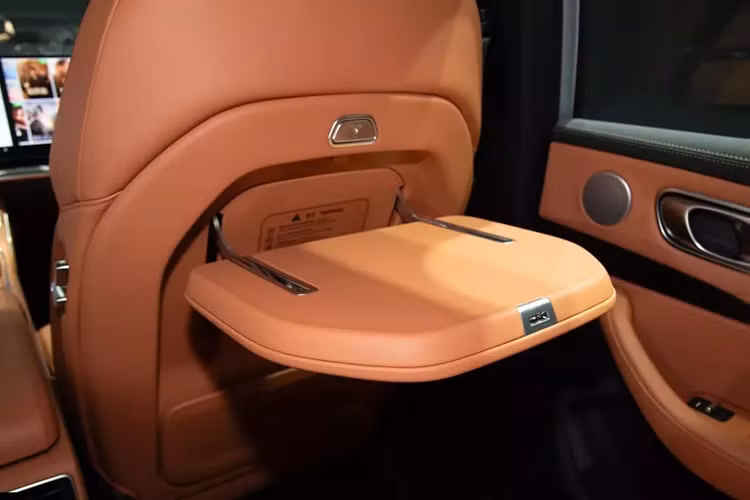 Xét về kích thước thân xe, chiều dài, chiều rộng và chiều cao của Neta L EV lần lượt sẽ là 4.770 mm x 1.900 mm x 1.660 mm, và chiều dài cơ sở là 2.810 mm. Bên trong khoang lái, chiếc xe Neta L bản cơ sở có một màn hình đơn 15,6 inch và một màn hình LCD nhỏ gắn phía sau vô lăng hình chữ D. Cần số ẩn sau vô lăng.