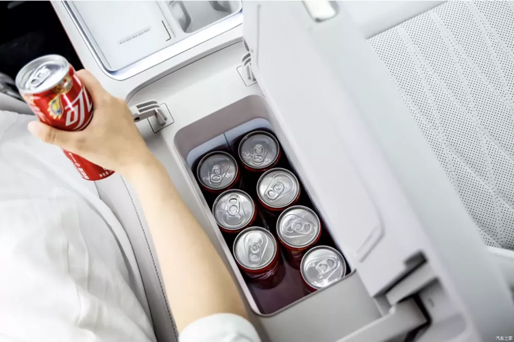 Ngoài ra, sau khi gập hàng ghế sau xuống, cốp xe của xe mới có thể mở rộng từ 583 lít lên 1434 lít. Neta L EV có động cơ điện sản sinh ra công suất tối đa 227 mã lực ở trục sau.