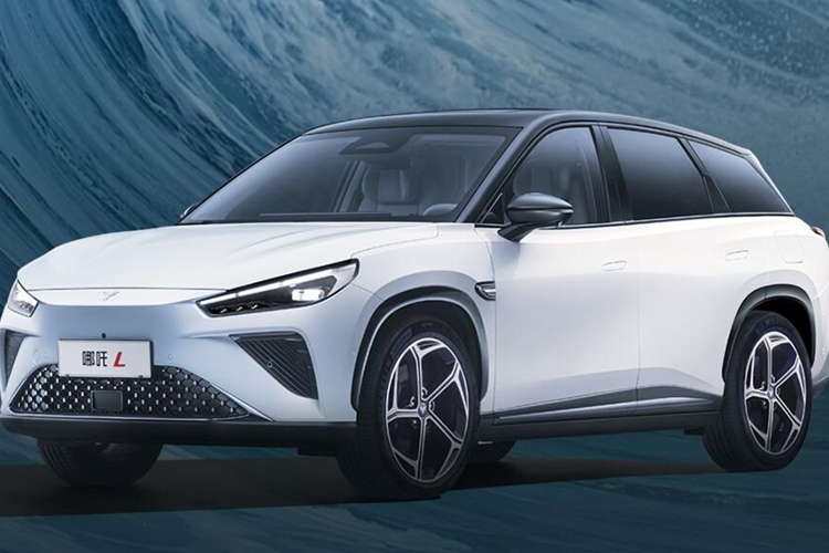 Ngoài ra, lưới tản nhiệt phía trước được trang trí bằng kim loại mạ chrome dạng chấm ma trận, bổ sung thêm nhiều chi tiết và điểm nhấn. Bên hông xe, xe có đường gân năng động hơn, mui xe cùng màu với thân xe, cửa sổ toàn màu đen không có quá nhiều vật liệu phản quang.