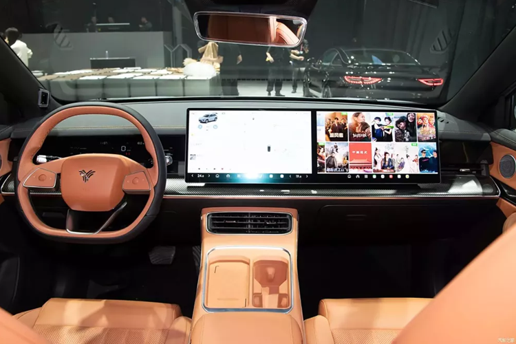 Ngoài ra, Neta L EV cũng sẽ sử dụng tay nắm cửa ẩn và bánh xe phong cách Hot Wheels. Hình dáng tổng thể phía sau xe cứng cáp hơn. Cụm đèn hậu dạng xuyên thấu và nhiều đường ngang được kéo dài nhằm tăng chiều rộng thị giác cho phần đuôi xe. Đồng thời, xe mới cũng sẽ được trang bị đèn báo cao/thấp.