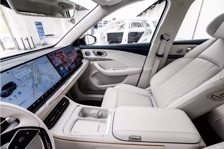 Đồng thời xe cũng sẽ cung cấp một tủ lạnh máy nén độc lập với dung tích 6,6 lít và phạm vi kiểm soát nhiệt độ từ âm 6oC đến âm 50oC. Về cấu hình, xe mới cung cấp ghế lái chỉnh 10 hướng, ghế hành khách chỉnh 14 hướng (cả 2 ghế trước đều có hệ thống massage SPA), loa tựa đầu dành cho ghế lái.