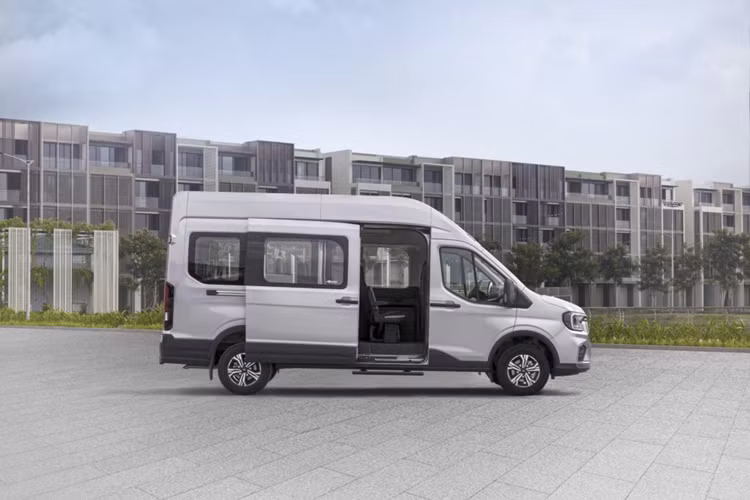 Đặc biệt, Transit 2024 còn đi kèm bộ giải pháp quản lý kinh doanh toàn diện với tên gọi "Upfleet" được phát triển dựa trên kinh nghiệm gần ba thập kỷ dẫn đầu phân khúc xe thương mại của Ford Việt Nam. Đây là giải pháp nhằm giúp khách hàng giải quyết những hạn chế trong công tác quản lý đội xe một cách thủ công.