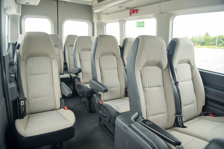 Cách bố trí chỗ ngồi bên trong mẫu xe này rất linh hoạt, bao gồm chỗ ngồi đơn, kép và ba chỗ ngồi với tùy chọn gấp gọn, cung cấp không gian rộng rãi cho cả hành khách lẫn hành lý. Sự linh hoạt này cho phép khách hàng tùy chỉnh nội thất để đáp ứng từng nhu cầu cụ thể.