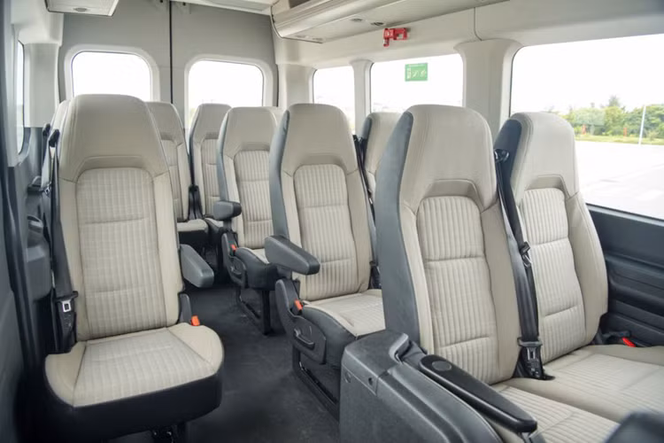 Cách bố trí chỗ ngồi bên trong mẫu xe này rất linh hoạt, bao gồm chỗ ngồi đơn, kép và ba chỗ ngồi với tùy chọn gấp gọn, cung cấp không gian rộng rãi cho cả hành khách lẫn hành lý. Sự linh hoạt này cho phép khách hàng tùy chỉnh nội thất để đáp ứng từng nhu cầu cụ thể.