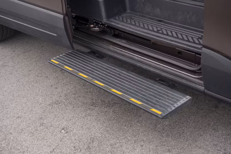 Ứng dụng trên website: cho phép chủ doanh nghiệp hoặc người quản lý giám sát hoạt động và phân tích hiệu quả của đội xe thông qua nền tảng số. Ứng dụng trên điện thoại: cung cấp cho tài xế trải nghiệm lái xe liền mạch, theo dõi thời gian thực và các thông tin đón/trả khách tại mỗi điểm dừng.