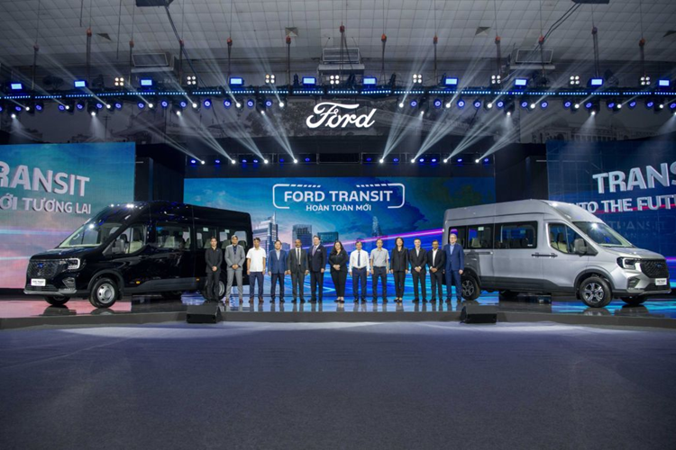 Ở thế hệ mới, Ford Transit 2024 hoàn toàn mới sở hữu phong cách thiết kế hiện đại hơn đồng thời cải thiện sự tiện nghi và cảm giác thoải mái cho hành khách. Hãng Ford đã cải tiến Transit nhằm đem đến những gì khách hàng mong đợi ở một chiếc xe thương mại.