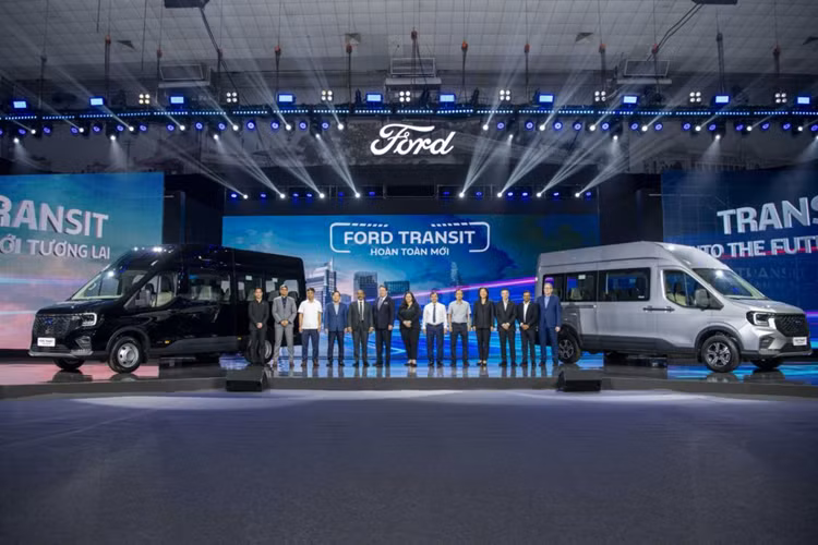 Ở thế hệ mới, Ford Transit 2024 hoàn toàn mới sở hữu phong cách thiết kế hiện đại hơn đồng thời cải thiện sự tiện nghi và cảm giác thoải mái cho hành khách. Hãng Ford đã cải tiến Transit nhằm đem đến những gì khách hàng mong đợi ở một chiếc xe thương mại.
