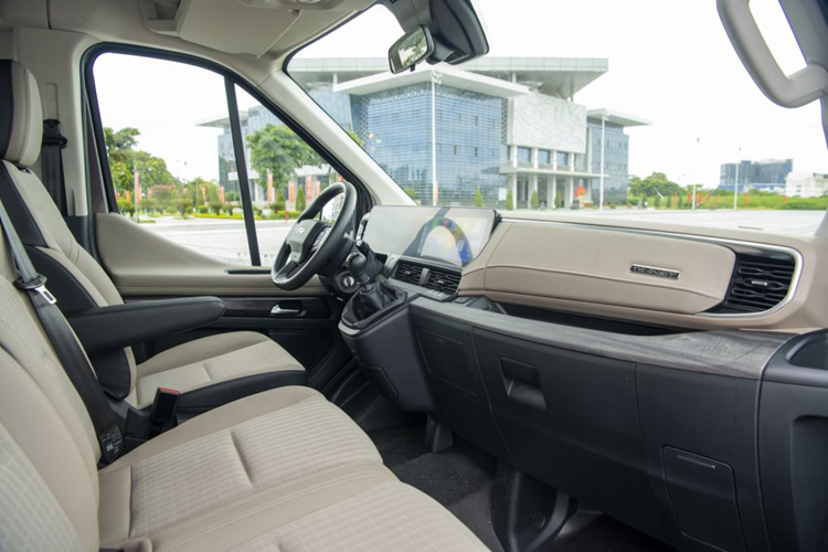 Điểm nhấn của Ford Transit 2024 nằm ở không gian bên trong cao cấp và tiện nghi hơn với thiết kế tỉ mỉ, đáp ứng tối đa nhu cầu của khách hàng doanh nghiệp.