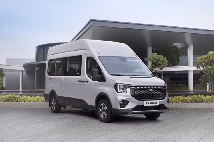 Ford Transit hoàn toàn mới được phân phối tại Việt Nam với 5 tùy chọn màu sắc, bao gồm Trắng, Vàng Cát, Bạc, Nâu và Đen. Hai phiên bản Trend 16 chỗ và Premium 16 chỗ sẽ được giao tới tay khách hàng vào đầu tháng 8/2024. Phiên bản Premium+ 18 chỗ sẽ được giao tới tay khách hàng từ giữa tháng 9/2024.