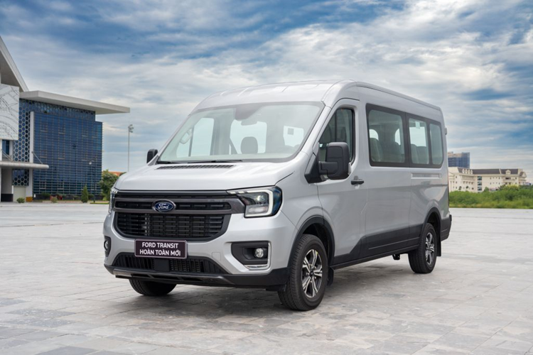 Nằm bên dưới nắp ca-pô của Ford Transit 2024 là động cơ diesel 2.3L mới, kết hợp với hộp số sàn 6 cấp. Động cơ này mang đến công suất tối đa 171 mã lực tại tua máy 3.200 vòng/phút và mô-men xoắn cực đại 425 Nm trong khoảng tua máy 1.400 - 2.400 vòng/phút.