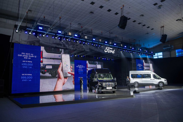 Được xây dựng trên nền tảng khung gầm mới, Ford Transit 2024 có kích thước lớn nhất phân khúc. Cụ thể, bản Trend 16 chỗ sở hữu kích thước dài x rộng x cao lần lượt là 5.998 x 2.068 x 2.485 mm trong khi bản Premium 16 chỗ cao hơn 290 mm. Các con số tương ứng của bản Premium+ 18 chỗ là 6.703 x 2.164 x 2.775 mm.