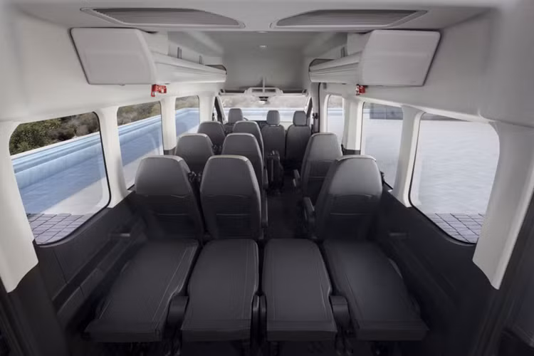 Thực dụng thôi chưa đủ, nội thất của Ford Transti 2024 còn được nâng tầm về mặt tiện nghi. Có thể kể đến các tính năng nổi bật của mẫu xe này như bảng đồng hồ kỹ thuật số 12,3 inch, nối liền với màn hình cảm ứng trung tâm cùng kích thước, hỗ trợ kết nối Apple CarPlay và Android Auto không dây, đem đến trải nghiệm lái hiện đại.
