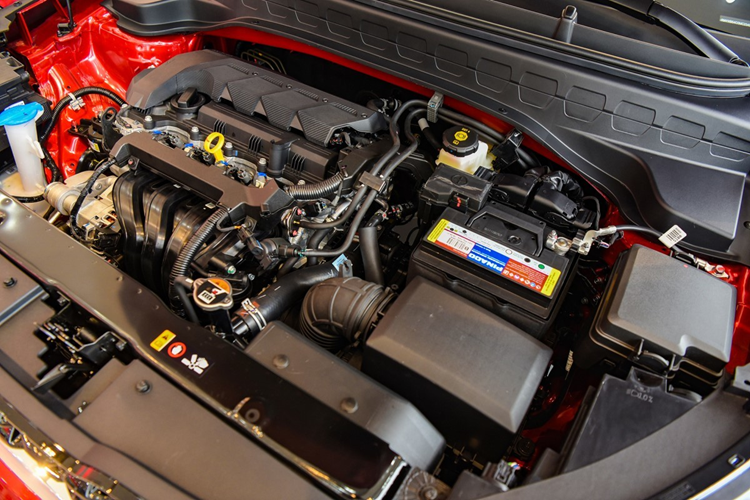 Tự động bật/tắt, màn hình cảm ứng trung tâm 10,25 inch, hỗ trợ Apple CarPlay/Android Auto, điều hòa tự động đi kèm cửa gió cho hàng ghế sau, cửa sổ trời, sạc điện thoại không dây hay hệ thống âm thanh 6 loa.