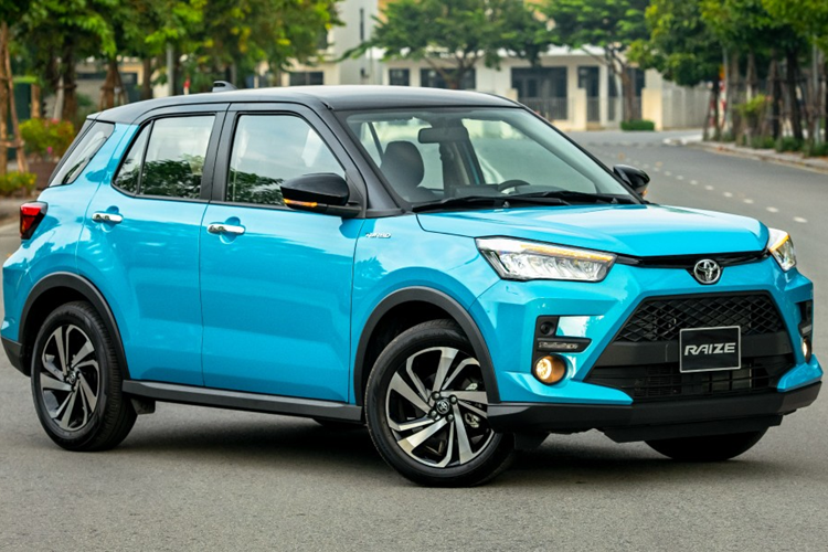 Nằm bên dưới nắp ca-pô của Toyota Raize là động cơ xăng tăng áp 1.0L, sản sinh công suất tối đa 98 mã lực và mô-men xoắn cực đại 140 Nm. Động cơ kết hợp với động cơ là hộp số biến thiên vô cấp (D-CVT).