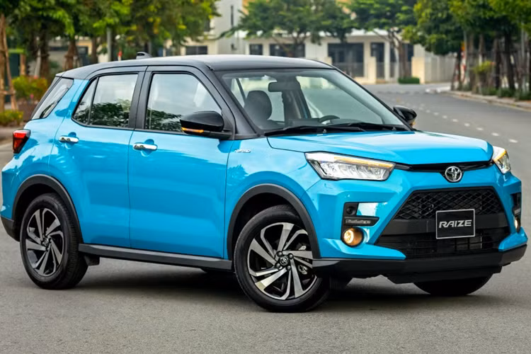 Nằm bên dưới nắp ca-pô của Toyota Raize là động cơ xăng tăng áp 1.0L, sản sinh công suất tối đa 98 mã lực và mô-men xoắn cực đại 140 Nm. Động cơ kết hợp với động cơ là hộp số biến thiên vô cấp (D-CVT).