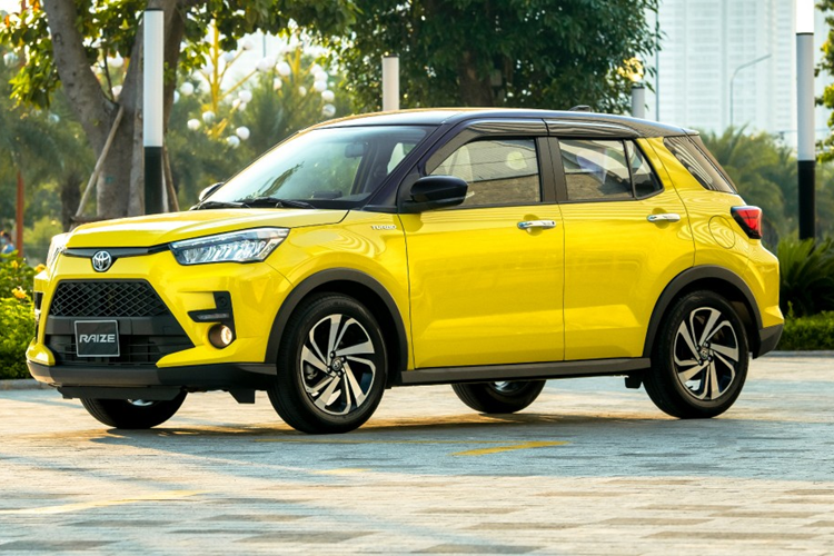 Trang bị của mẫu SUV hạng A này cũng khá phong phú với hệ thống đèn LED toàn phần, vành hợp kim 17 inch thể thao, vô lăng tích hợp lẫy chuyển số, bảng đồng hồ kỹ thuật số 7 inch, màn hình cảm ứng trung tâm 9 inch, khởi động bằng nút bấm và hệ thống điều hòa tự động.