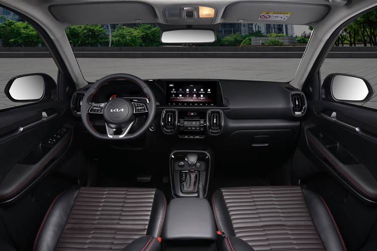 Sức hút của Kia Sonet bắt nguồn từ thiết kế ngoại thất hiện đại, trẻ trung, trang bị tương đối đầy đủ và giá bán hấp dẫn, dao động từ 519 - 574 triệu đồng cho 3 phiên bản. Cụ thể, mẫu xe Hàn Quốc này sở hữu đèn pha LED toàn phần