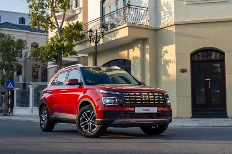 Hyundai Venue tại Việt Nam hiện có 2 phiên bản và giá bán từ 539 - 579 triệu đồng. Mẫu xe này mang trên mình ngoại hình như phiên bản thu nhỏ của đàn anh Palisade.