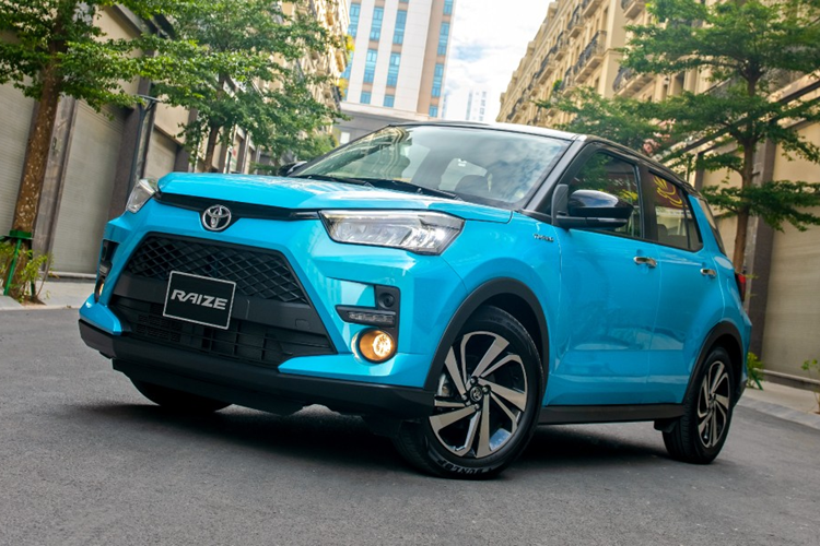 Vào hồi đầu tháng 1/2024, hãng Toyota đã công bố giá niêm yết mới của Raize, chỉ còn 498 triệu đồng, rẻ nhất trong phân khúc SUV hạng A. Giá bán này dự kiến sẽ cải thiện doanh số của Toyota Raize trong năm nay.