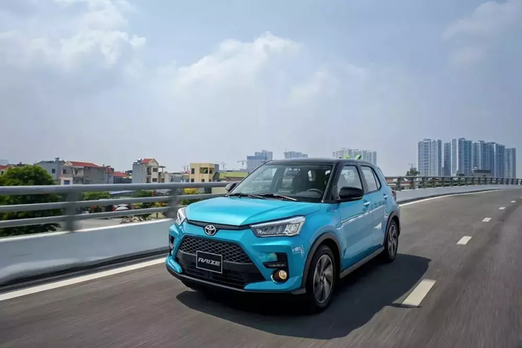  Toyota Raize: 312 xe So với đối thủ Kia Sonet, Toyota Raize tại Việt Nam có tỷ lệ tăng trưởng cao hơn, lên đến 124,4%. Tuy nhiên, doanh số trong tháng 12/2023 của mẫu xe Nhật Bản này chỉ đạt 312 xe, bằng 1/4 của Kia Sonet.